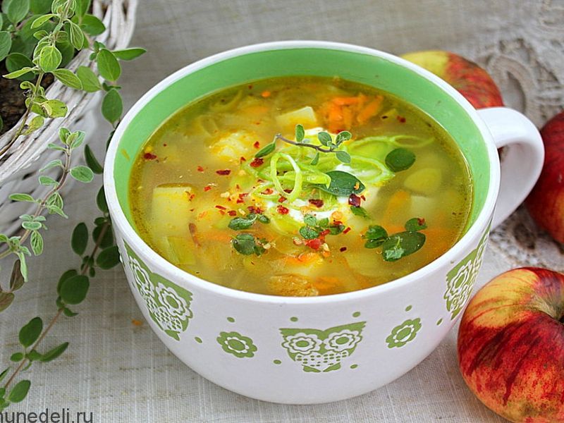 Potato soup with apple and leek
